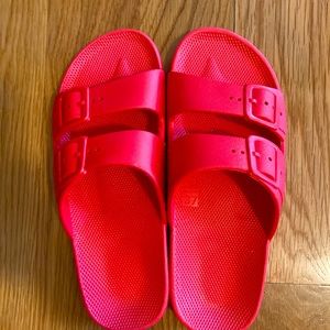 NWOT Freedom Moses Slides 36/37 in Red